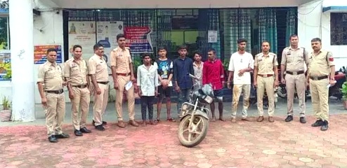बिलासपुर में मदद मांगने के बहाने राहगीरों को लूटने वाला गिरोह दबोचा, 5 आरोपी गिरफ्तार, लूटा गया मोबाइल और बाइक जब्त