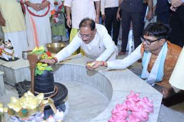 मुख्यमंत्री विष्णु देव साय ने कैलाशपति धाम में किया जलाभिषेक, भगवान मनकामेश्वर महादेव से प्रदेश की खुशहाली की प्रार्थना