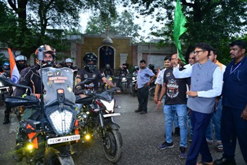 रायगढ़ में आजादी के जश्न का दिखा जोश, तिरंगा लेकर सड़कों पर उतरे बाइक राइडर्स