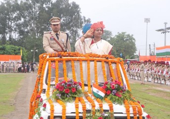 सूरजपुर में मंत्री श्रीमती लक्ष्मी राजवाड़े ने ध्वजारोहण कर ली परेड की सलामी, शहीद जवानों के परिजनों एवं उत्कृष्ट कार्य करने वाले अधिकारी-कर्मचारियों का किया सम्मान