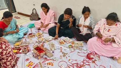 स्थानीय संसाधनों से साकार हो रही आत्मनिर्भरता, कोरिया की महिलाओं ने तैयार की आकर्षक डिजाइनर राखियां