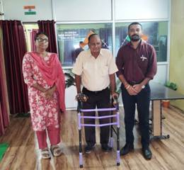 आवेदन के तुरंत बाद मोहम्मद नजीर खान को मिला वॉकर, समाज कल्याण विभाग ने दिखाई संवेदनशीलता