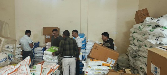 अवैध खाद-कीटनाशक भंडारण पर कृषि विभाग की सख्ती, गंडई में गोदाम सील