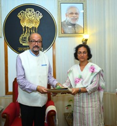 राज्यपाल डेका को लोक सेवा आयोग की अध्यक्ष सुश्री शांडिल्य ने वार्षिक प्रतिवेदन सौंपा