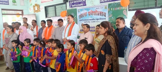 शिक्षा का संकल्प, बेटियों को उड़ान और हरियाली का संदेश-चिरमिरी में शाला प्रवेश उत्सव का भव्य आयोजन