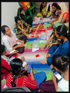 राखी के धागों से आत्मनिर्भरता की नई कहानी लिख रहीं गरियाबंद की महिलाएं, ‘बिहान’ बना आजीविका का मजबूत आधार