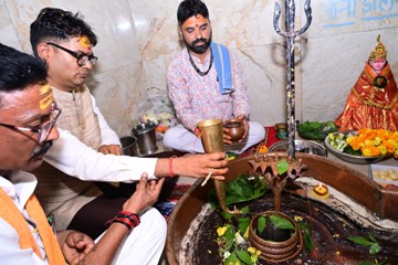वित्त मंत्री ओपी चौधरी ने रायगढ़ के वार्ड क्रमांक 9 स्थित मंदिर में की भगवान शिव की पूजा-अर्चना प्रदेशवासियों की सुख-समृद्धि और जनकल्याण के लिए की प्रार्थना