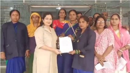 स्वच्छता दीदियों ने मिशन क्लीन सिटी प्रभारी के खिलाफ खोला मोर्चा, कलेक्टोरेट पहुंचकर हटाने की मांग
