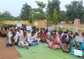 स्कूल भवन की मांग को लेकर ग्रामीणों का फूटा गुस्सा, हाई स्कूल में जड़ा ताला