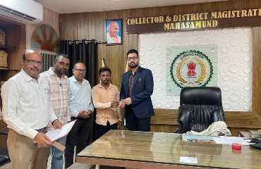 घर की खुदाई में मिला निखात, विजय कुम्हार ने प्रशासन को सौंपा; 1.70 ग्राम धातु की अनुमानित कीमत करीब 17 हजार रुपये