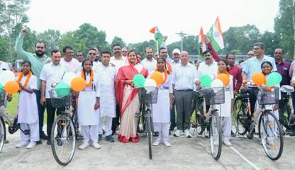 सरस्वती साइकिल योजना से बेटियों की राह हुई आसान, सूरजपुर में मंत्री लक्ष्मी राजवाड़े ने छात्राओं को बांटी साइकिलें