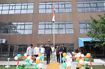 इंद्रावती भवन में आयुक्त अवनीश कुमार शरण ने किया ध्वजारोहण, अधिकारियों-कर्मचारियों को दी स्वतंत्रता दिवस की शुभकामनाएं