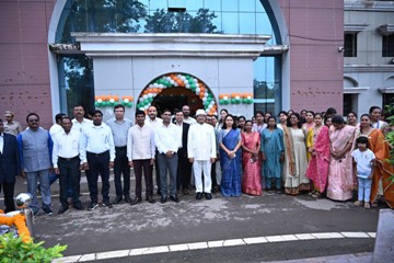 स्वतंत्रता दिवस पर गरियाबंद कलेक्टर बी.एस. उइके ने किया ध्वजारोहण, उत्कृष्ट कार्य करने वाले अधिकारी-कर्मचारी हुए सम्मानित