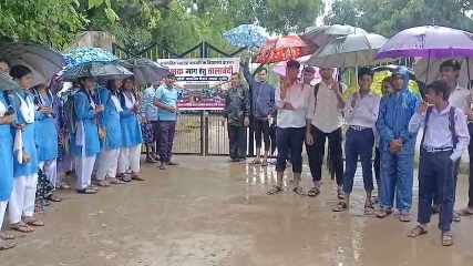भरी बारिश में स्कूल पर जड़ा ताला, शिक्षक नियुक्ति की मांग पर छात्र-पालकों का फूटा आक्रोश
