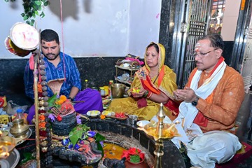 मुख्यमंत्री विष्णुदेव साय ने सावन सोमवार और नागपंचमी पर फलेश्वरनाथ महादेव की पूजा-अर्चना की
