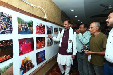 स्वास्थ्य मंत्री श्याम बिहारी जायसवाल ने रायपुर प्रेस क्लब में विश्व फोटोग्राफी दिवस पर तीन दिवसीय फोटो प्रदर्शनी का किया शुभारंभ