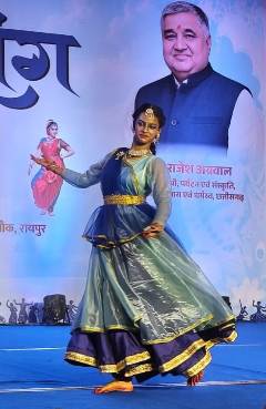 घुमड़ते बादलों और सावन की फुहारों के बीच मुक्ताकाशी मंच पर साकार हुआ ‘पावस प्रसंग’