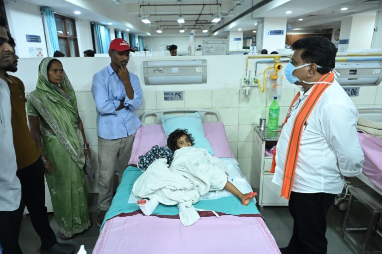 उप मुख्यमंत्री विजय शर्मा ने एम्स रायपुर में महाराष्ट्र सड़क हादसे के घायलों से की मुलाकात