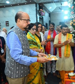 कृष्ण जन्माष्टमी के अवसर पर राज्यपाल रमेन डेका ने श्री बांके बिहारी मंदिर में की पूजा-अर्चना