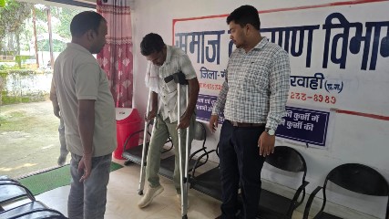 दिव्यांग हितग्राही को मिली बैसाखी, दैनिक जीवन और आवागमन में होगी सुविधा