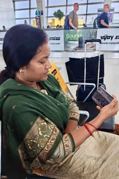 दिल्ली एयरपोर्ट पर महिला एवं बाल विकास मंत्री श्रीमती लक्ष्मी राजवाड़े ने मन की बात का किया श्रवण