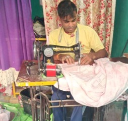 सेवा की कहानी : मुख्यमंत्री कौशल विकास योजना से प्रशिक्षण लेकर दिव्यांग रमेश बने आत्मनिर्भर सिलाई कार्य में पारंगत हुए