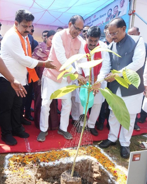 ‘एक पेड़ माँ के नाम’ अभियान से प्रकृति संरक्षण और मातृ सम्मान का संदेश