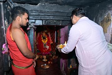 मां दंतेश्वरी के दरबार पहुंचे शिक्षा मंत्री गजेंद्र यादव, प्रदेश की सुख-समृद्धि और शांति के लिए की प्रार्थना