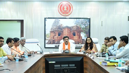 कबीरधाम में उप मुख्यमंत्री विजय शर्मा ने ली गौ सेवकों एवं अधिकारियों की बैठक