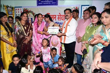 फूल लेकर पहुंचे नन्हे कदम, बच्चों को गोद में उठाकर उप मुख्यमंत्री विजय शर्मा ने बांटी खुशियां