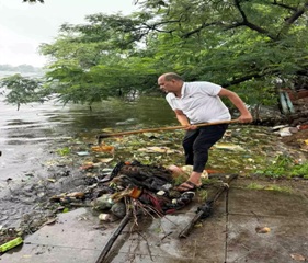 महाराजबंध तालाब में उतरे जनप्रतिनिधि और अधिकारी, श्रमदान से दिया स्वच्छता का संदेश