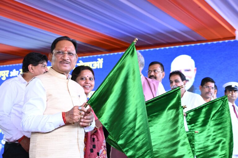 केंद्रीय रेल मंत्री अश्विनी वैष्णव और मुख्यमंत्री विष्णु देव साय ने रावघाट – रायपुर एवं रायपुर – कुरूद यात्री रेल सेवाओं को दिखाई हरी झंडी
