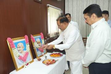 मुख्यमंत्री विष्णु देव साय ने महात्मा गांधी और पूर्व प्रधानमंत्री लाल बहादुर शास्त्री की जयंती पर किया नमन