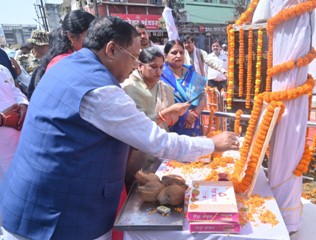 प्रभारी मंत्री रामविचार नेताम ने महात्मा गांधी और लाल बहादुर शास्त्री को श्रद्धांजलि अर्पित कर उनके आदर्शों को अपनाने का किया आह्वान