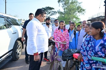 शिक्षा मंत्री गजेन्द्र यादव स्कूल से घर लौट रहे स्कूली बच्चों के बीच पहुंचकर सहज संवाद में जानी पढ़ाई और स्कूल की जरूरतें