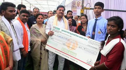 मेहनत से मिली सफलता को प्रोत्साहन: श्रमिक परिवारों के मेधावी बच्चों को शिक्षा के लिए मिली आर्थिक सहायता