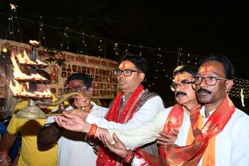 रायगढ़ के दक्षिण चक्रधर, अतरमुड़ा स्थित अम्बेडकर चौक में भव्य महाआरती में वित्त मंत्री ओ.पी. चौधरी हुए शामिल, माँ दुर्गा का लिया आशीर्वाद
