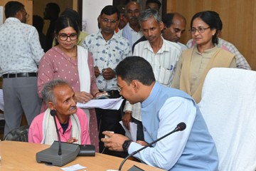 जनदर्शन में संवेदनशीलता की मिसाल: महज 5 मिनट में बुजुर्ग चोवा राम को मिला श्रवण यंत्र, सुनने की जगी नई उम्मीद