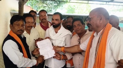 बाढ़ से फसल हुआ बर्बाद: मुआवजा मांगने सांसद के पास पहुंचे किसान, कहा- 21 क्विंटल प्रति एकड़ के हिसाब से हो भुगतान
