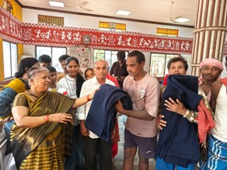 बस्तर दशहरा-जब आस्था के शिल्पकारों के सम्मान में झुके हाथ, रिटायर्ड शिक्षिका ने पेश की ‘सेवा जोहार’ की अनूठी मिसाल