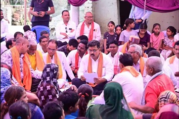 वनांचल के गांवों में जमीन पर बैठकर उप मुख्यमंत्री विजय शर्मा ने सुनी ग्रामीणों की समस्याएं, लाखों के विकास कार्यों की घोषणा